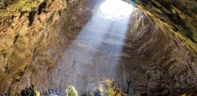 CAVES OF CASTELLANA LOOKING FORWARD RUSSIAN TURISTS