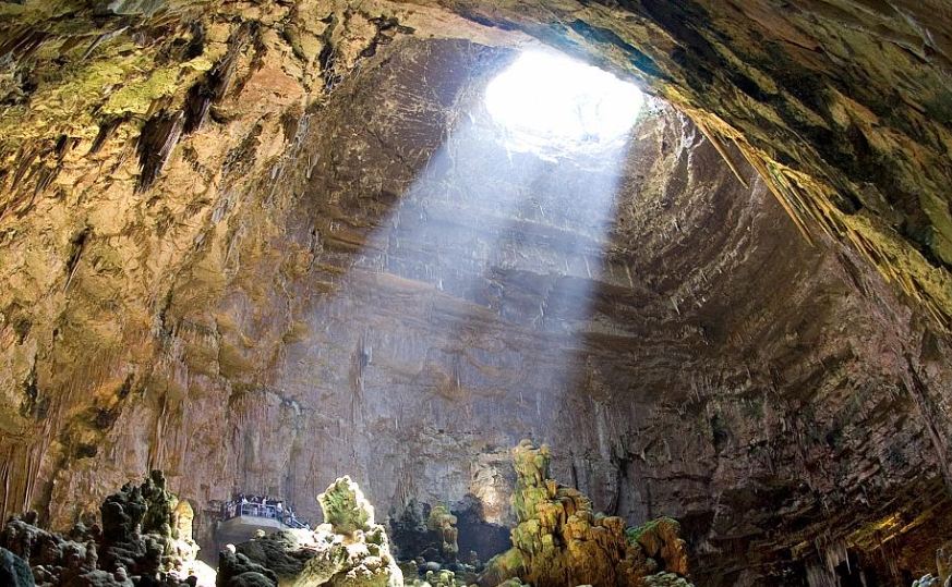 CAVES OF CASTELLANA LOOKING FORWARD RUSSIAN TURISTS